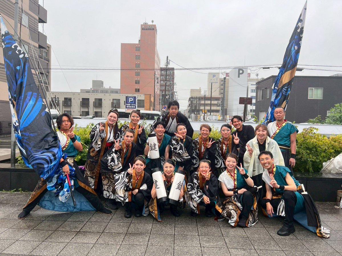 crewkey2012's tweet photo. おはようございますcrew鍵ルーキーです！
先日、千歳ビア、栗山の方に出させていただきました！
あいにくの雨でしだが、楽しくできました！
雨の中見に来ていた観客様もお疲れ様でした😊
 #札幌 #よさこい #YOSAKOI #旗 https://t.co/Peym9iuE4l