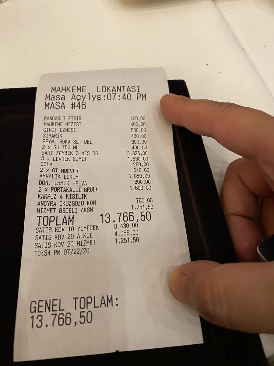 _kubracevik's tweet photo. Bu mekana neden 3 yıldır gitmediğimi hatırladığım bir gece oldu. 35lik rakı ve mezeye 14k hesap ödediğim için kendimi gerizekalı gibi hissediyorum. 2030a kadar unuttur tekrar giderim. https://t.co/B1FHDbBHZw