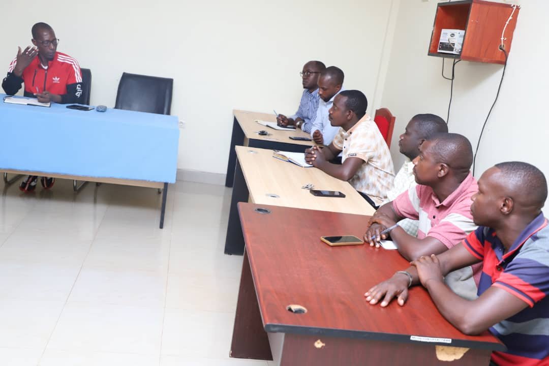 MilteBurundi's tweet photo. À Gitega, le Ministre a réuni tout le  personnel décentralisé au C.G de l'OBUHA afin de renforcer le pilotage et la coordinat° des activités du Ministère. Il s'est ensuite rendu au concasseur de Shombo pr évaluer l'état d'avancement des travaux de sa remise en état.
@NtareHouse https://t.co/KxXqX8AYzI
