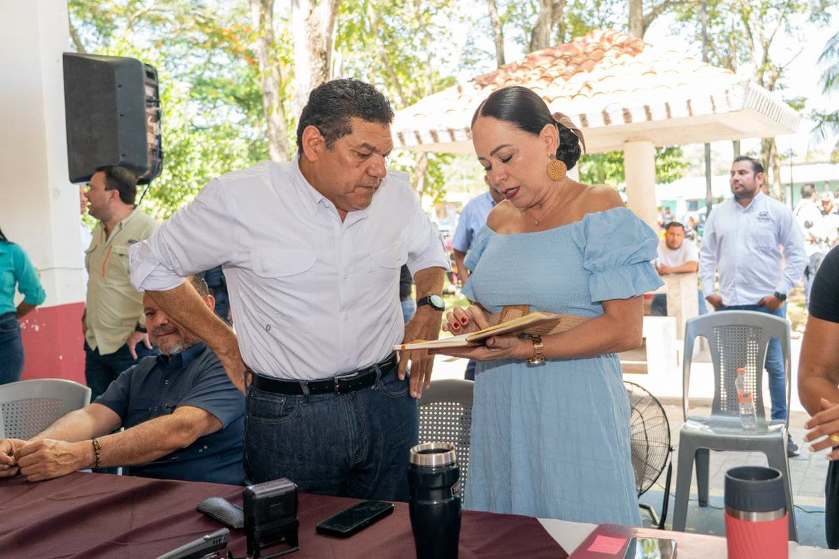 SETabasco's tweet photo. 📍 En las Jornadas de Atención al Pueblo en Territorio, encabezadas por el gobernador @TabascoJavier , la secretaria de Educación de Tabasco, Patricia Iparrea, brindó atención directa a la comunidad escolar en el poblado C-11 José María Morelos y Pavón, municipio de Cárdenas https://t.co/pKcupQqg0H