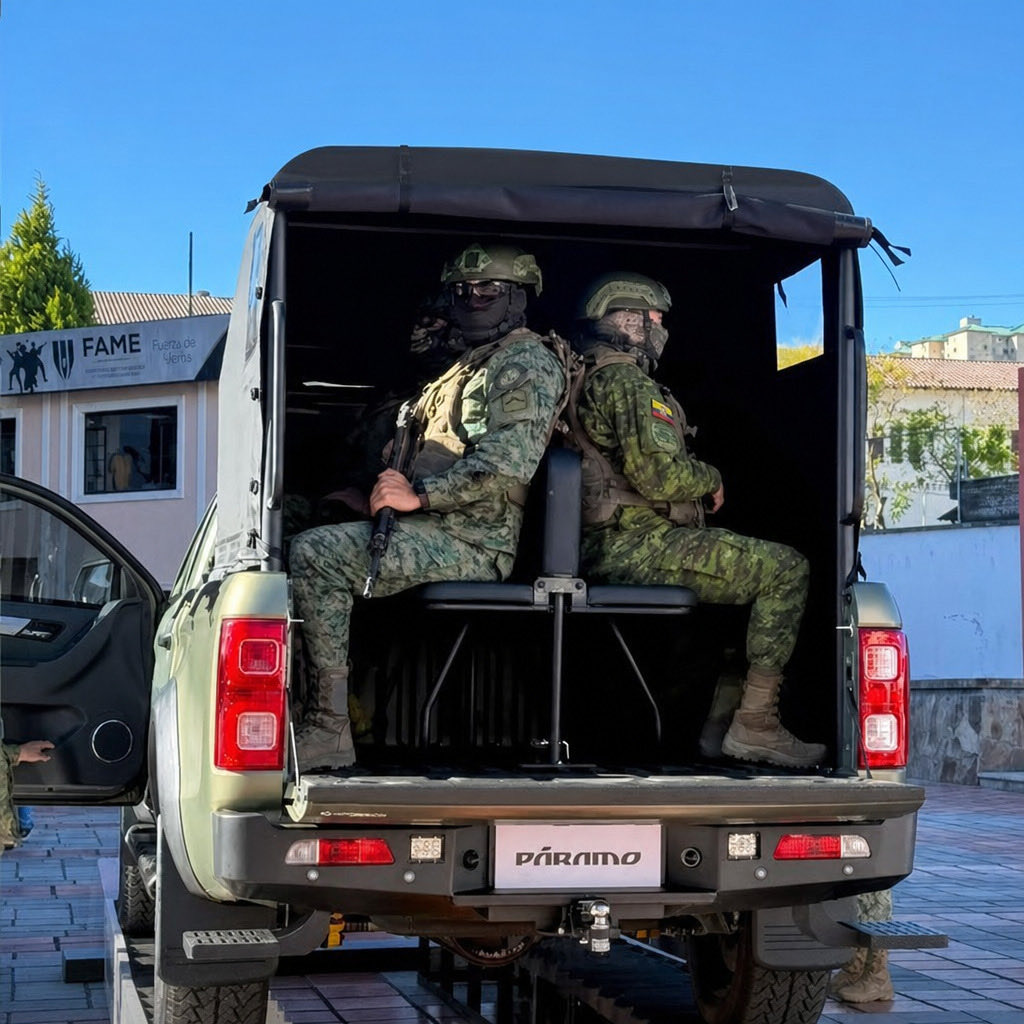 DefensaEc's tweet photo. 🚨 ¡ECUADOR YA FABRICA SU PROPIA FUERZA! 🇪🇨💪

➡️ La primera camioneta táctica militar ensamblada en el país es uno de los ejemplos que demuestra que el #BloqueDeSeguridad, por medio de las @FFAAECUADOR, se encuentra en una fase de Ofensiva Total, en la que se fortalece no solo mediante gestión o equipamiento internacional, sino también de manera autónoma, con su propio desarrollo tecnológico.

📌 Hoy, #Ecuador ya no depende únicamente de equipamiento extranjero. A estas camionetas se suma también la fabricación del conocido "Rayo Justiciero", un escuadrón de drones desarrollado por la @FuerzaAereaEc, con una misma finalidad: mejorar la capacidad de respuesta del #BloqueDeSeguridad frente al crimen organizado.