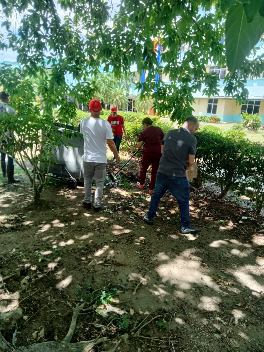 Miraisy71's tweet photo. Trabajo productivo en áreas  exteriores del Hospital General Provincial Universitario Camilo Cienfuegos con todo embellecido  y celebrar con júbilo el  40 Aniversario de su fundación el 27 de Julio por nuestro Comandante en Jefe Fidel Castro Ruz https://t.co/dVRvLUEV4a
