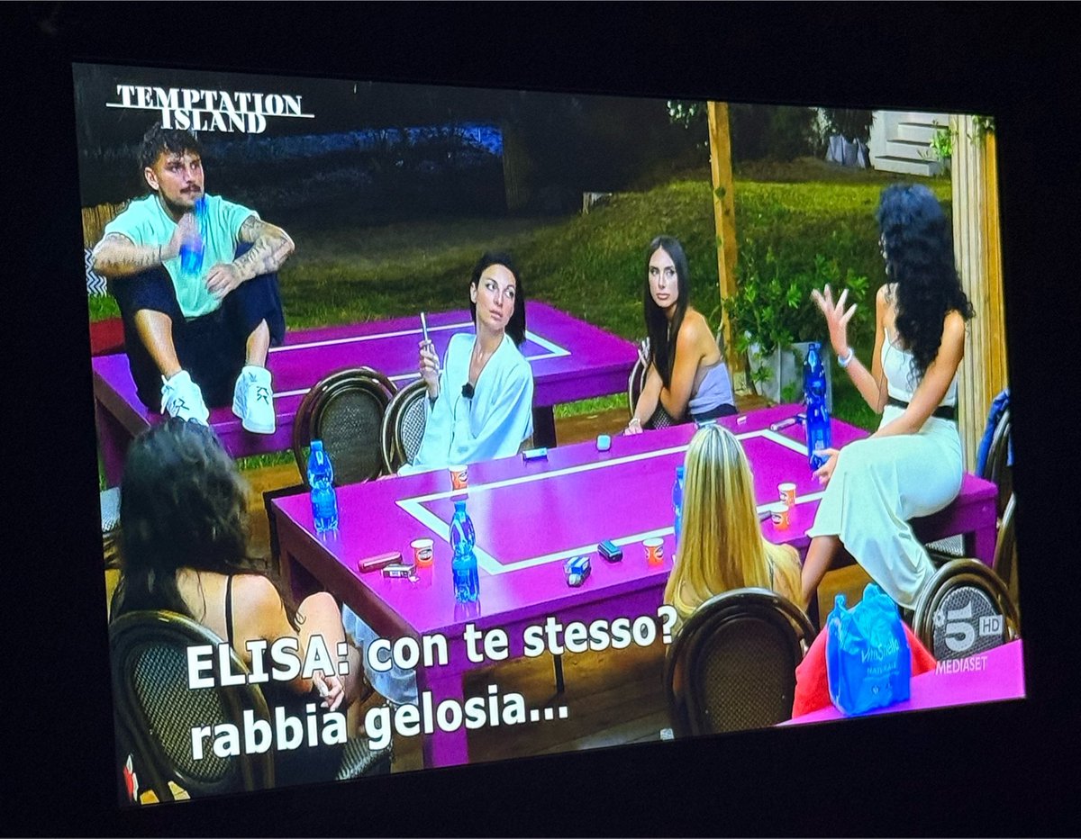 essse_bi's tweet photo. Giovanni che va a sfogarsi nel villaggio delle single per avere un punto di vista femminile ahahahhaha è il numero uno indiscusso 

#TemptationIsland https://t.co/G5POYWVfT3