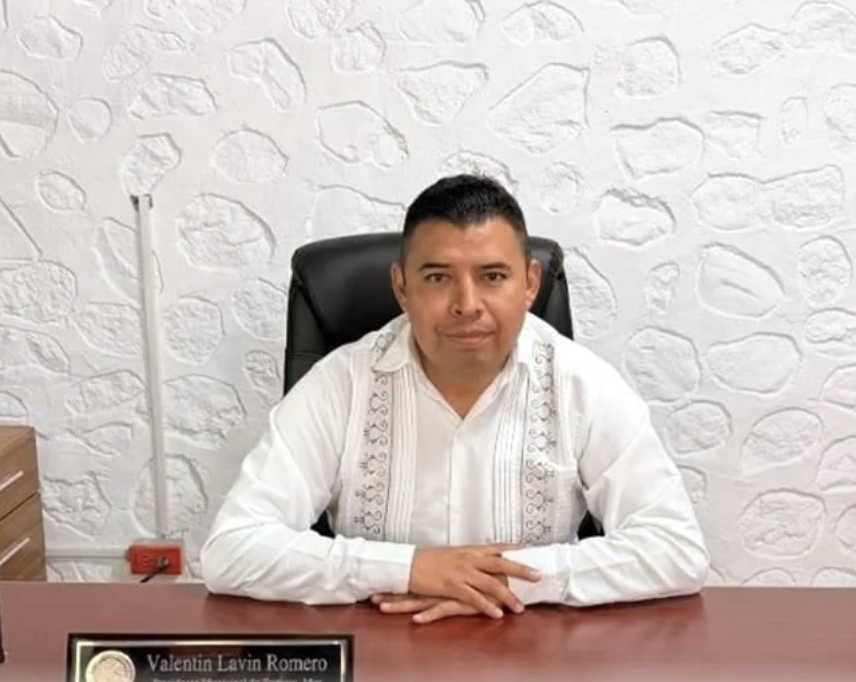lopezdoriga's tweet photo. Más del homicidio del alcalde de Temoac, Morelos.

Dos sujetos ingresaron a la presidencia municipal para disparar en contra de Valentín Lavín y después escapar en una moto.

Más en https://t.co/BjdELZkpfR https://t.co/3LoYcTQAGa