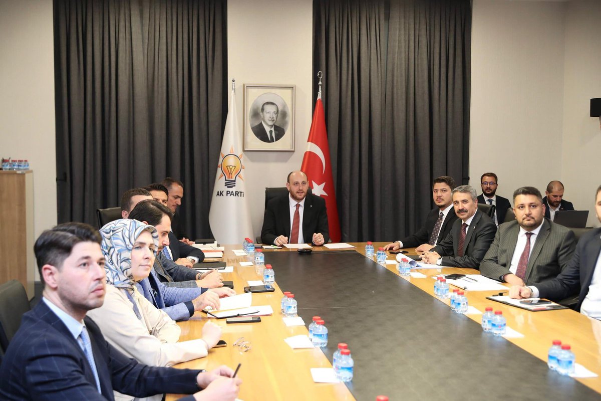milhamigunbegi's tweet photo. AK Parti Genel Başkan Yardımcımız ve Teşkilat Başkanımız Sayın Ahmet Büyükgümüş'ün başkanlığında Bölge Koordinatörlerimiz, İl Koordinatörlerimiz, İl Başkanlarımız, İl Teşkilat Başkanlarımız, İlçe Başkanlarımız ve İlçe Teşkilat Başkanlarımızın video konferans sistemiyle yapılan istişare ve değerlendirme toplantısına katıldık. Yapılan saha çalışmalarının değerlendirmesini yaptık, yeni dönemde yapılacak teşkilat ve saha çalışmalarını istişare ettik.

Cumhurbaşkanımız Sayın @RTErdogan’ın liderliğinde, Ülkemize ve Milletimize hizmet etme kararlılığımızla ve heyecanımızla çalışmaya devam ediyoruz.

#AkParti 
@abuyukgumus @AKGMTeskilat
@hakanaksu058 @farukaytek