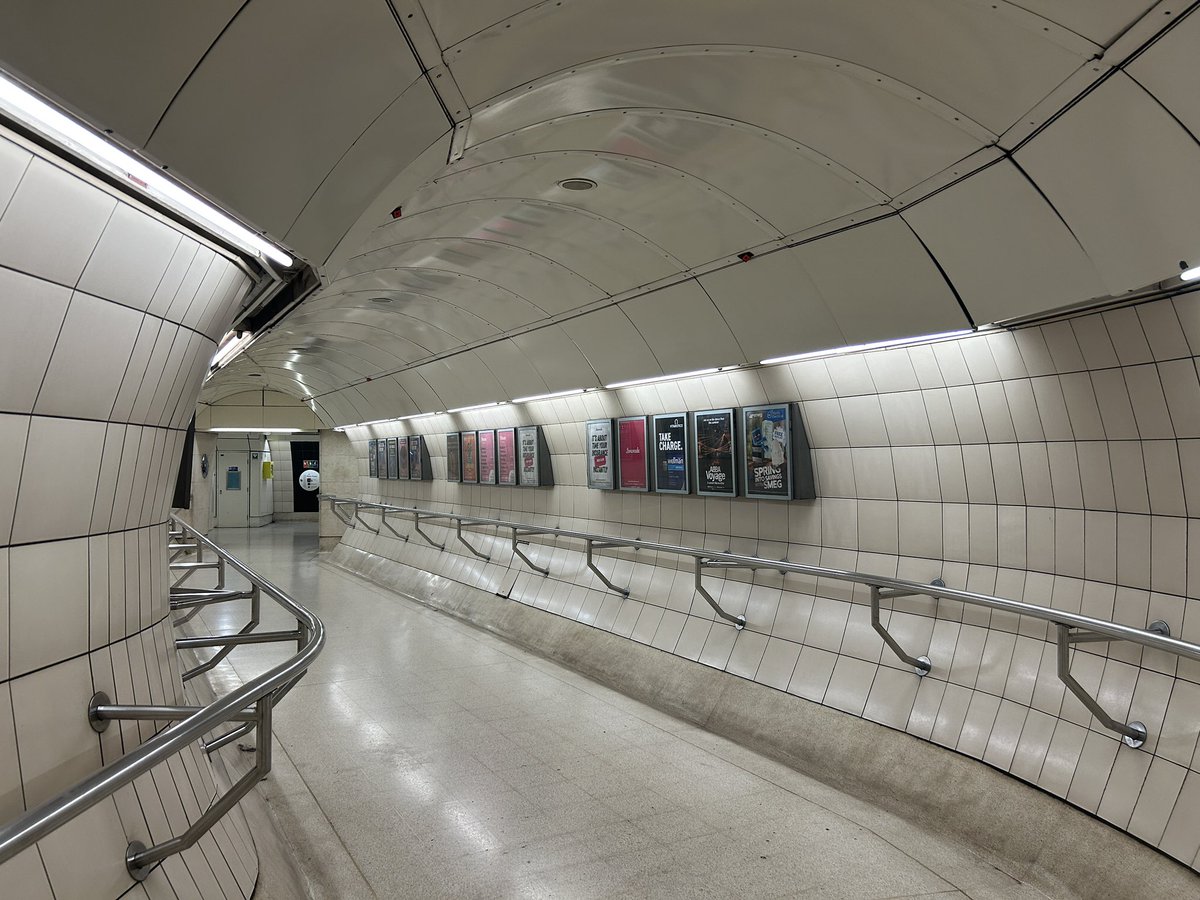devoid_lynch's tweet photo. Liminal tube https://t.co/EdzjSOlfyS