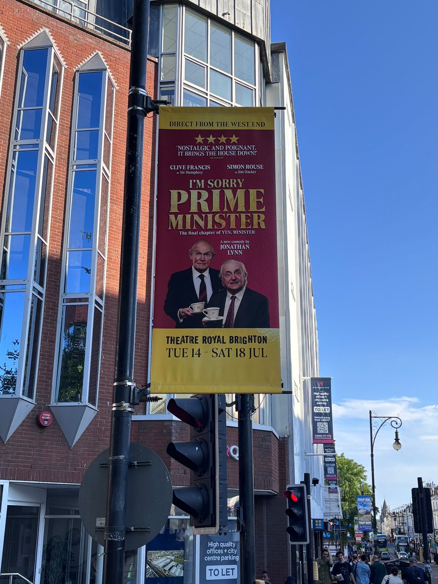 OffTheBill_'s tweet photo. He may have had to pull out of touring in 'I'm Sorry, Prime Minister' but the great Simon Rouse could still be seen around Brighton last week on the advertising banners 😊
Thanks to @babbit_janeway for the pic!
#SimonRouse #JackMeadows #TheBill #OffTheBill #Brighton https://t.co/oWmjfXnlWT