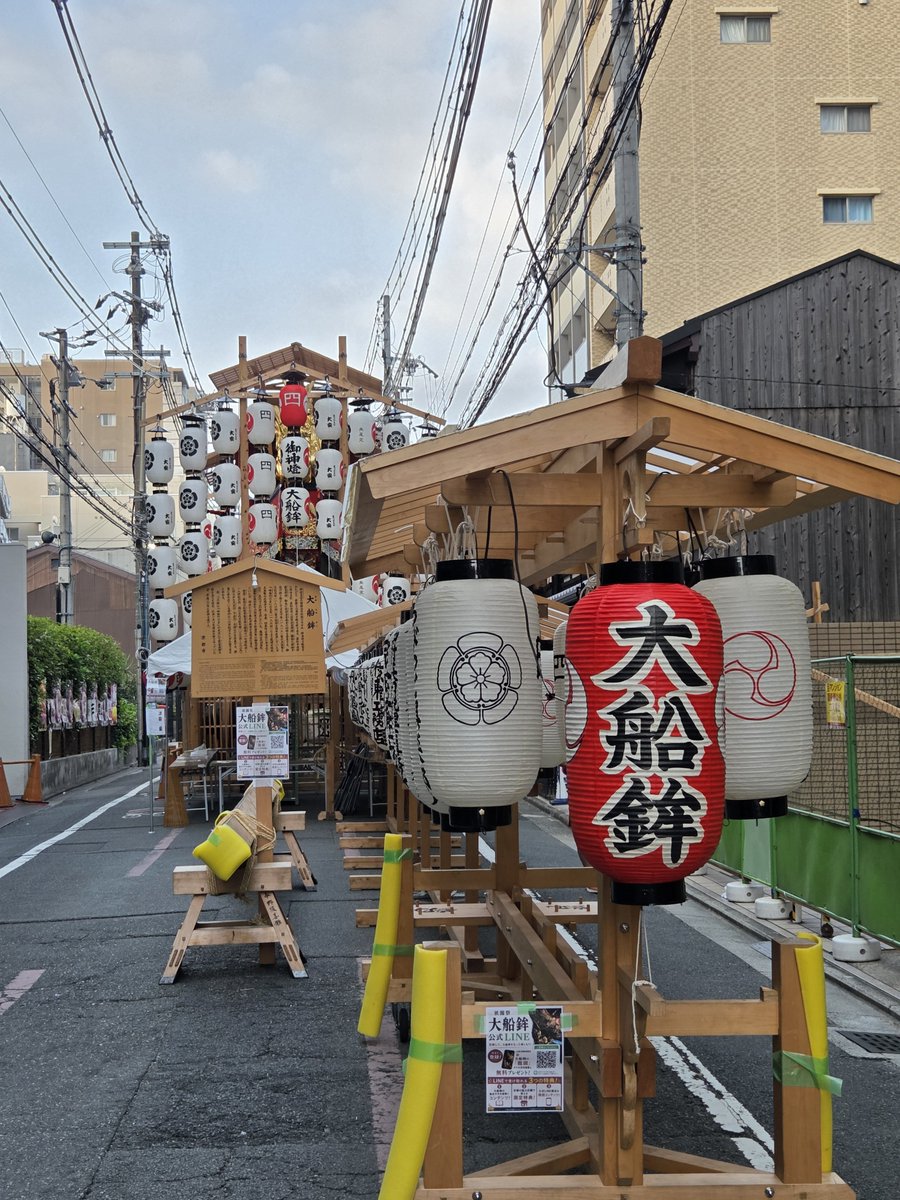 fumin_sushi's tweet photo. 鉾って基本路駐で祇園祭期間やり過ごすんだ https://t.co/US9tGQXGYK