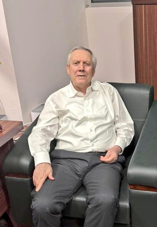 Tekin_Batmanli's tweet photo. Space odalarında birbirine sövüp, kurdukları Whatsapp gruplarında kahkaha atan rantçılara prim vermeyin! Sosyal medyadaki bu danışıklı dövüşlerin tek amacı var: Sizin Fenerbahçe sevginizi sömürüp kendi cebini doldurmak.
​Şovmenlerin piyasasına malzeme olmayın. Önünüze bakın, Aziz Yıldırım güvenin Fenerbahçe’yi Şampiyon yapacak..