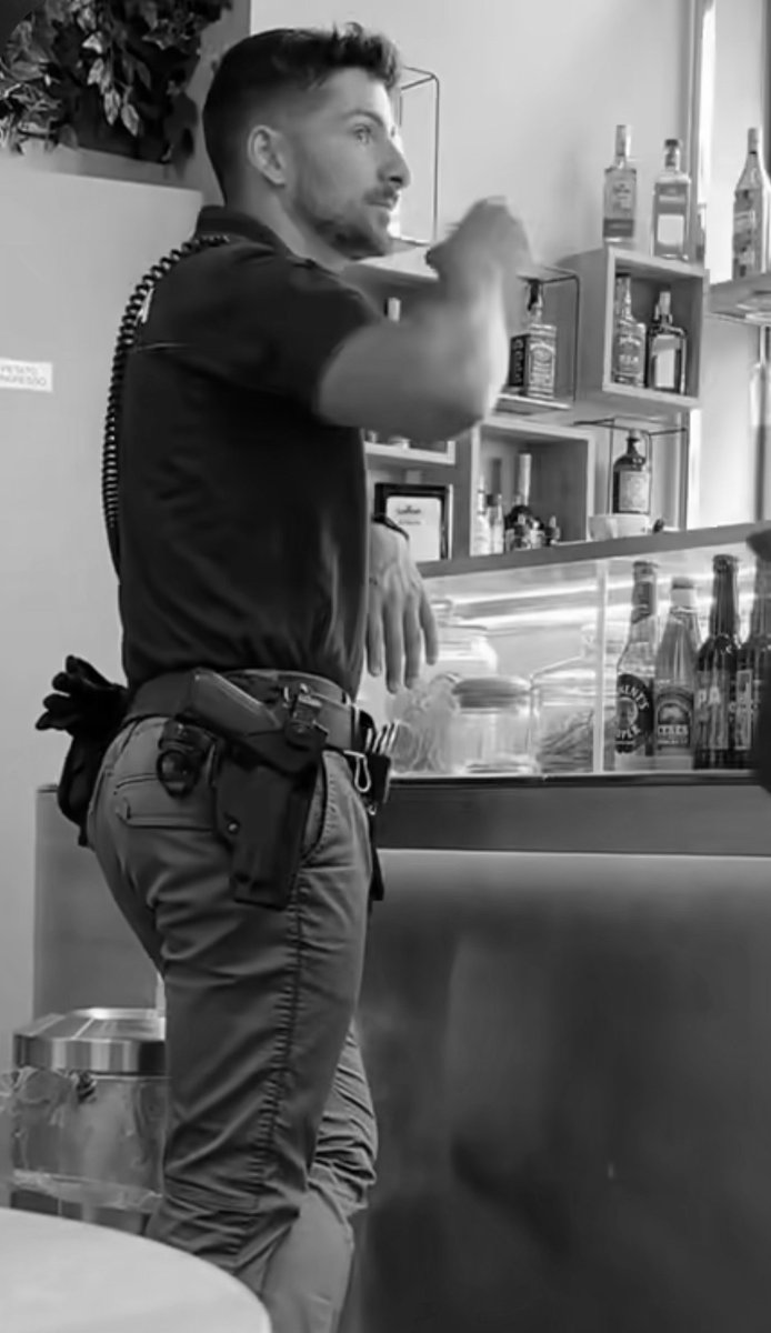EmilioB15179761's tweet photo. machos alfa que enamoran con su viril presencia 👌🏼
#hotcop #nalgones #policia https://t.co/EIBcgxWsAo