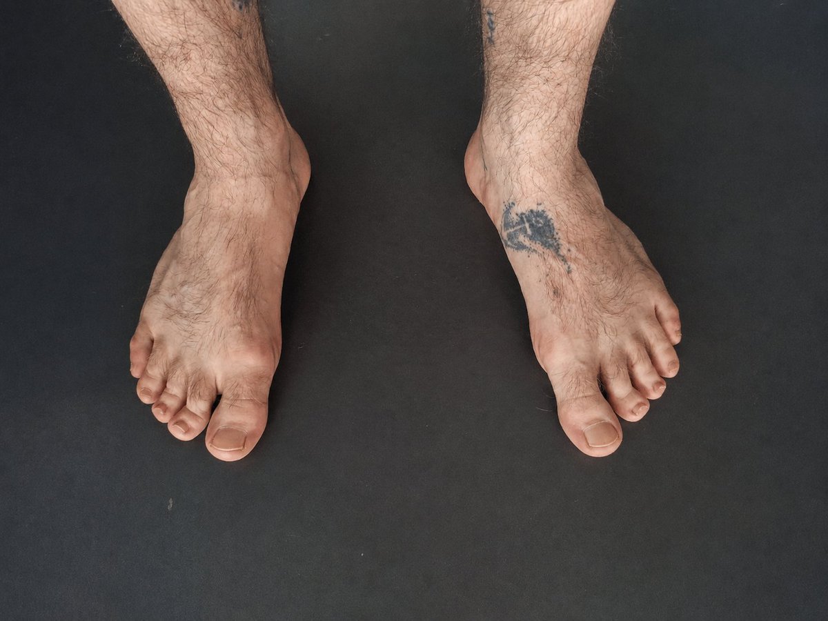 asgardworker's tweet photo. Fresh off the job. U guys know where to look 👀
#gayfeet #malefeet #hairylegs #hairymen #footfetish #bluecollar #constructionworker #frenchguy https://t.co/XaL4XBLmSN