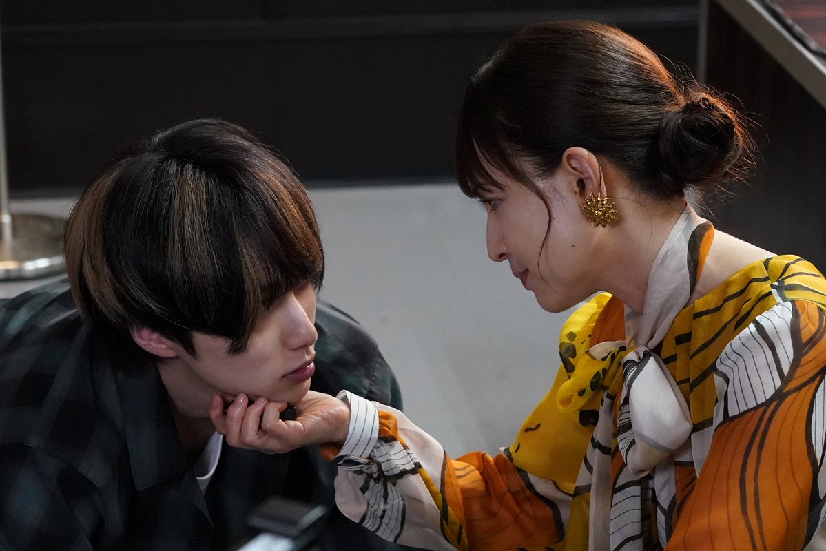 shinainaru_ytv's tweet photo. 🥀『#親愛なる夫へ 〜完璧な妻の嘘〜』

⏳ ──────────⏳
　今夜 23:59〜 第4話放送！
⏳ ──────────⏳

放送に先駆けて、4話の場面写真を少しだけお届け📸

まだご覧になっていない方も、今からでも間に合います！
TVerにて全話配信中ですので、ぜひお楽しみください📺
🔗https://t.co/OJO0byE9oW