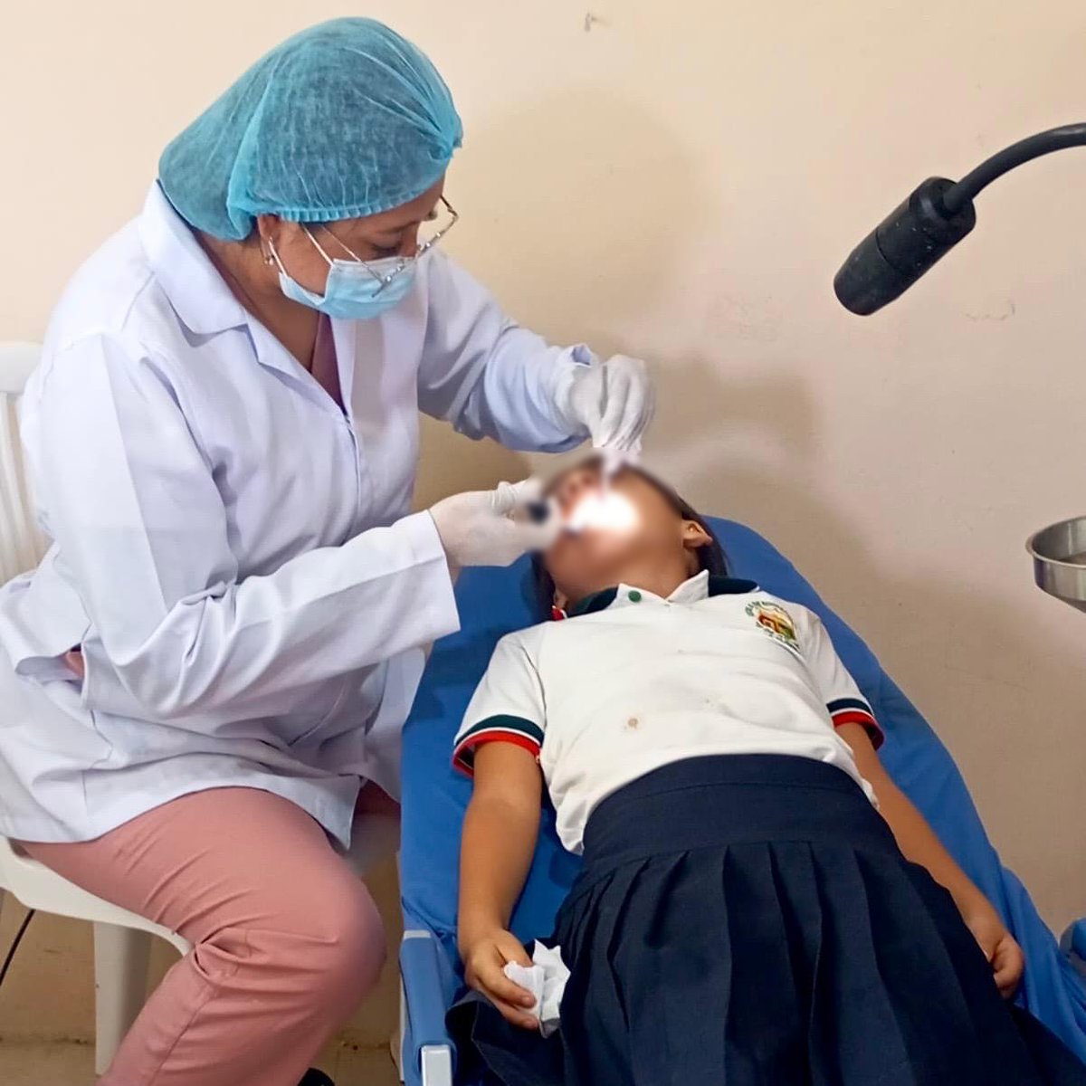 saludazuay_'s tweet photo. En las Unidades Educativas 12 de Octubre y Luz y Guía, en el cantón #CamiloPonceEnríquez, brigadas de salud brindan: control de signos vitales🌡️, atención médica🧑‍⚕️, odontológica 🦷, vacunación 💉 y charlas enfocadas en la prevención de enfermedades 👩‍🏫. https://t.co/zLNYgCjFPc