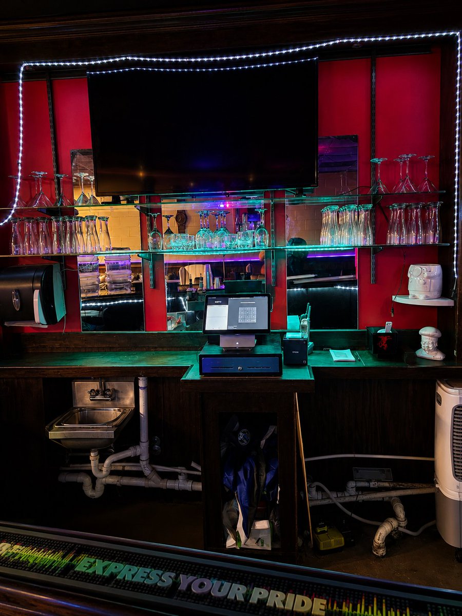 PaulWTyler1's tweet photo. Happy Tuesday from Myrtle Beach! St. George's, Shift4 DINE customer, recently changed ownership. Congratulations to the new owner! Today was adding a third POS terminal as they open their new lounge bar. Thanks for choosing Shift4 DINE! #Shift4 #Shift4DINE #MyrtleBeach #DiveBar https://t.co/77lO4Obz2v