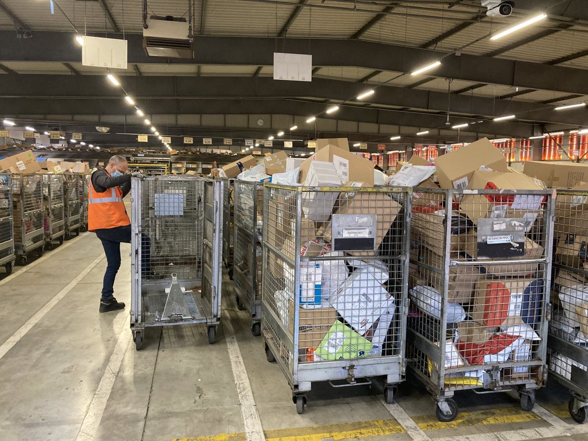 LeBoisdAcier's tweet photo. @iRastignac @DokPepper Un coin de carton du dessus qui perce un carton du dessous, ça arrive des dizaines de fois par centre et par jour.
On se fout bien des commandes de sextoys ou de pq des clients et on a autre choses à faire vu la charge de taf.
Merci. https://t.co/Y7KwJau6Lf