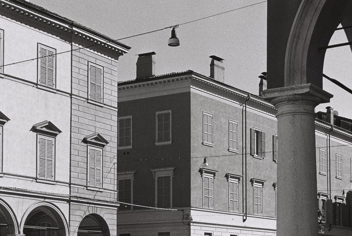 fratunaj's tweet photo. 📌 Modena, maggio 2026

🎞  ILFORD HP5 Plus b/w 400 (Pellicola analogica)

#Modena #Dettagli #architecturephotography
#Ilford #ilfordfilm

Scansione effettuata da @SRullino https://t.co/OWxl5VJ3Cu
