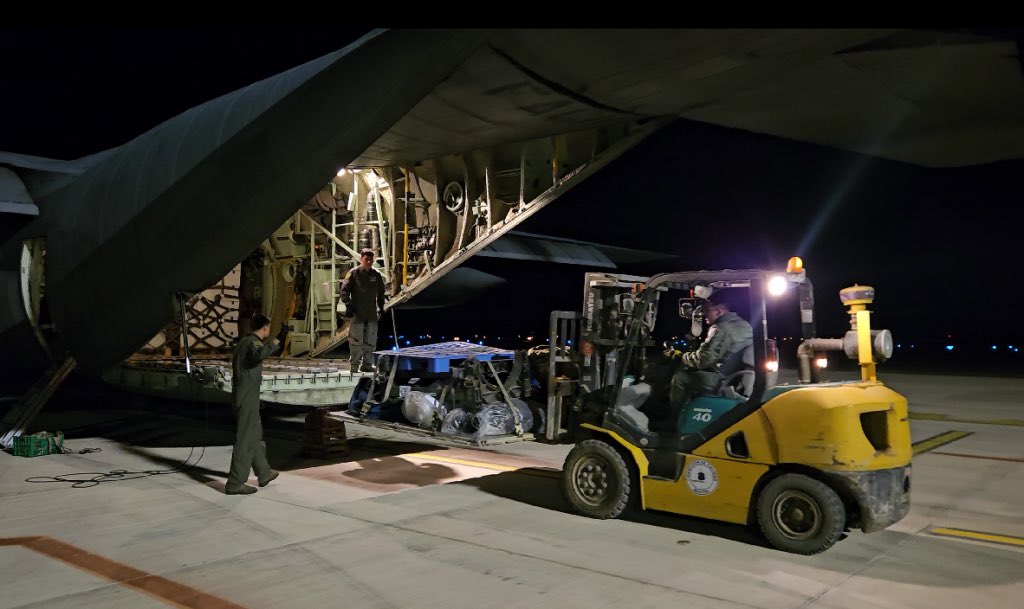 FACh_Chile's tweet photo. Un segundo C-130 Hércules se sumó al #PuenteAéreoFACH trasladando cerca de nueve toneladas de ayuda humanitaria hasta la Región de Atacama, como parte del 8° Puente Aéreo de la historia de la #FACH.

Conoce más aquí:
https://t.co/XlPjayDnrb https://t.co/A3nFmyHl9O
