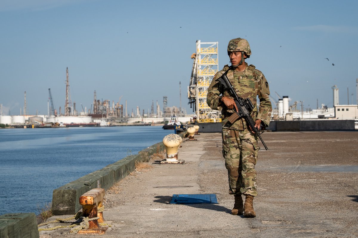 TXMilitary's tweet photo. Ground. Air. Integrated defense.
#TexasMilitary Department Service Members coordinate tactical foot patrols and advanced drone operations to help secure Texas and defend the homeland - a key to wartime readiness.
#AlwaysReadyAlwaysThere #TexasStrong https://t.co/rU7bIBqizt