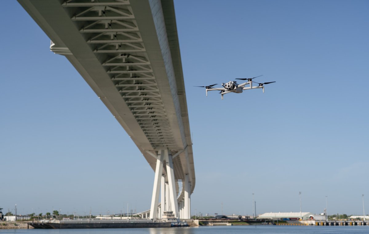 TXMilitary's tweet photo. Ground. Air. Integrated defense.
#TexasMilitary Department Service Members coordinate tactical foot patrols and advanced drone operations to help secure Texas and defend the homeland - a key to wartime readiness.
#AlwaysReadyAlwaysThere #TexasStrong https://t.co/rU7bIBqizt