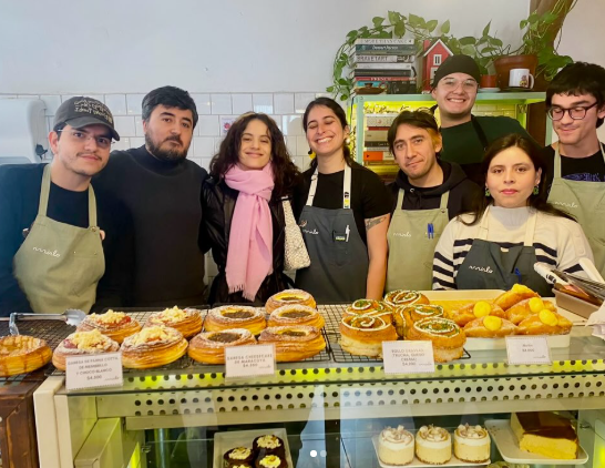 joseto_t's tweet photo. Me da risa que a Rosalía la están destrozando en Argentina mientras que en Santiago está viviendo su mejor vida visitando restaurantes y cafés https://t.co/ogWzpyCuJt