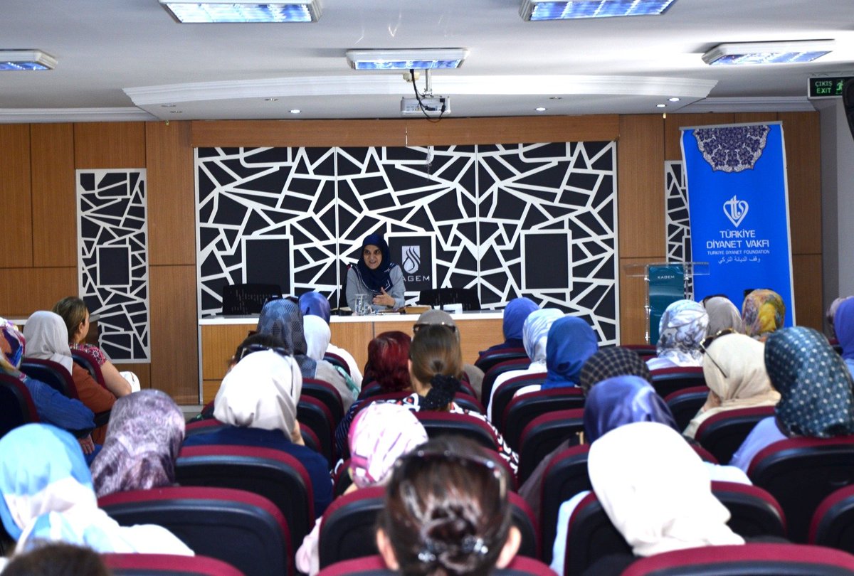 TDVKAGEM's tweet photo. TDV KAGEM tarafından yaz dönemine özel düzenlenen "Kur'an'dan Hayata Dokunan Mesajlar" programı, Uzman Vaiz Aynur Yaşar'ın sunumuyla başladı. https://t.co/Ou73bjZd9t