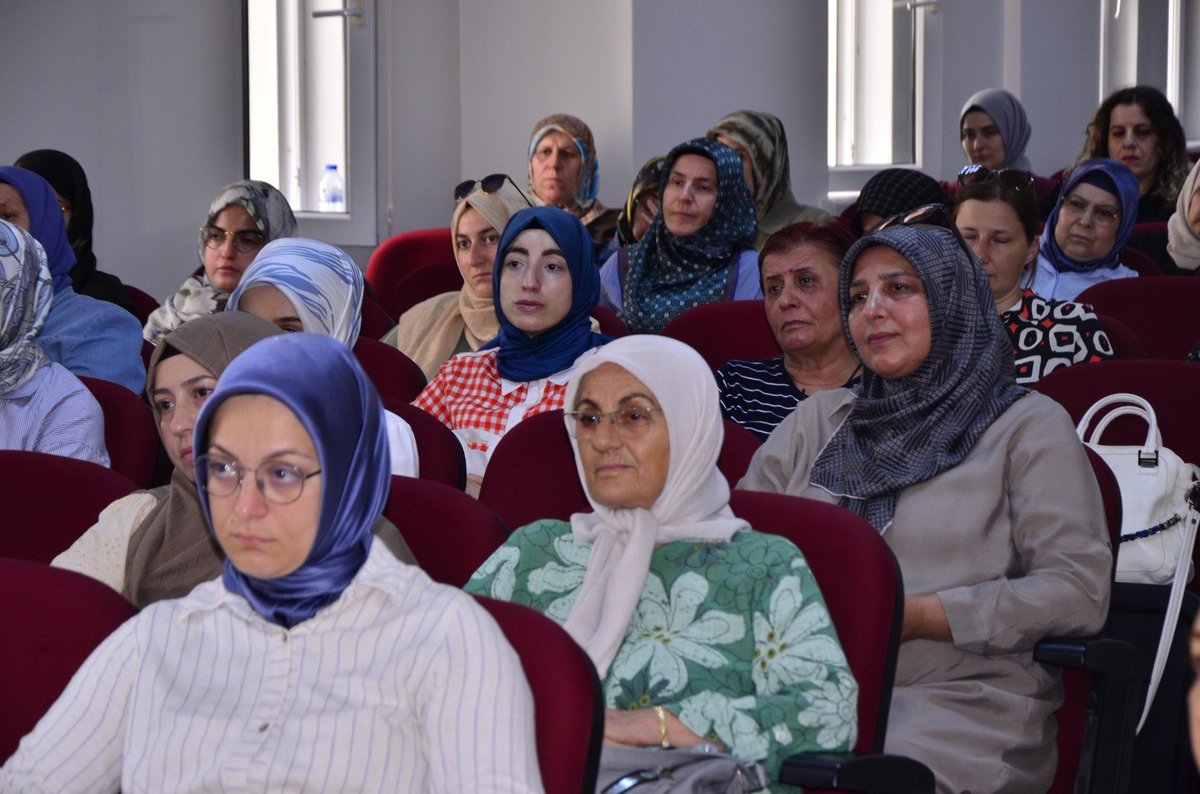 TDVKAGEM's tweet photo. TDV KAGEM tarafından yaz dönemine özel düzenlenen "Kur'an'dan Hayata Dokunan Mesajlar" programı, Uzman Vaiz Aynur Yaşar'ın sunumuyla başladı. https://t.co/Ou73bjZd9t