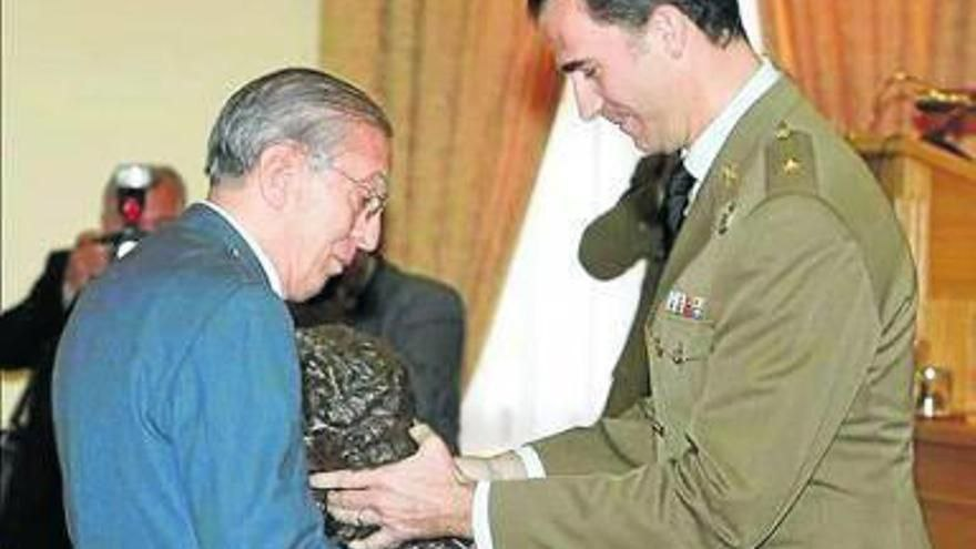outsidersesp's tweet photo. El bombardeo de Otxandio según el general fascista Salas.

Más de medio centenar de personas, muchas de ellas niños, murieron el 22 de julio de 1936 en el bombardeo sobre Otxandio de aviones fascistas camuflados de republicanos cuyos pilotos las atrajeron a la plaza. El general Salas manipularía luego la realidad de la masacre.

Testimonios del brutal bombardeo fascista sobre la localidad bizkaina.

Volando a la altura del campanario de Santa Marina, los pilotos atrajeron mediante gestos a un nutrido número de niños que, como había ocurrido en días anteriores, esperaban una lluvia de cuartillas gritando «Papelak die!, papelak die!» («¡Octavillas, octavillas!»). Tras practicar varias vueltas a unos setenta metros de altura, bombardearon y ametrallaron el centro urbano. Si bien los menores desconocían el significado de la guerra ni sabían en qué consistía un bombardeo de terror, a esa altura los pilotos eran conscientes de que las víctimas eran civiles porque los veían perfectamente. Lo hicieron durante unos 25 minutos, ejecutando repetidas pasadas y lanzando todas las bombas que portaban.

En 2009, Felipe de Borbón, entonces príncipe de Asturias, entregó personalmente el premio Marqués de Santa Cruz del Marcenado, al general Jesús María Salas Larrazabal.