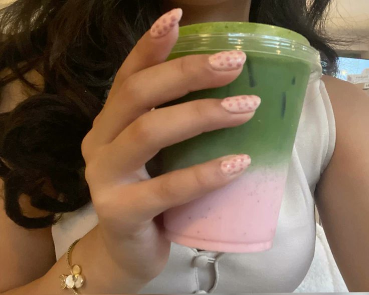 geniuswomanvibe's tweet photo. strawberry matcha girl 🍓 🍵 https://t.co/XkKwmmLbkV