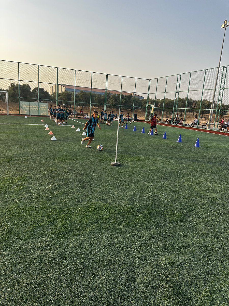 AliYasarKOL_'s tweet photo. 📍 DİDİM 

GSB Yaz Spor Okullarımız tüm hızıyla ve büyük bir heyecanla devam ediyor! ⚽ 

Futbol Antrenörümüz Hasan Sarıtaş, geleceğin yıldızlarını sahaya bekliyor. 

Haydi çocuklar, siz de takımın bir parçası olun; sporla tanışın, eğlenin ve kendinizi geliştirin! https://t.co/yZkR289dcx
