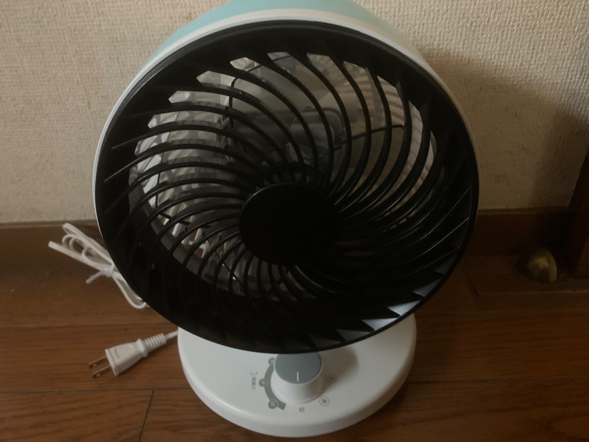SnowMarimo1224's tweet photo. メイドやスタッフが扇風機とサーキュレーター4台用意してくれたけど熱中症だし、冷風機とサーキュレーターを追加で買いました。エアコンは私の邸は旅館サイズだし業務用。

1ヶ月待ちでしたがスポンサーをやってるおかげでダイキンの方に連絡していただき5日になりました。熱中症になるしホテル生活。 https://t.co/OrAokXQ8SP