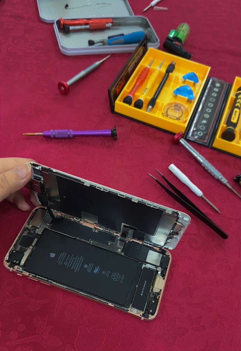 ja_arwa1's tweet photo. 🔧 اختُتم اليوم الخامس والأخير من ورشة صيانة أجهزة الآيفون، بعد رحلة تدريبية جمعت بين المعرفة والتطبيق العملي، اكتسب خلالها المشاركون مهارات أساسية في صيانة الأجهزة وتشخيص الأعطال. نسأل الله لهم التوفيق، وأن تكون هذه ال��رشة بدايةً لفرص ومشاريع تقنية واعدة. 📱�� https://t.co/hrRloW8iG7