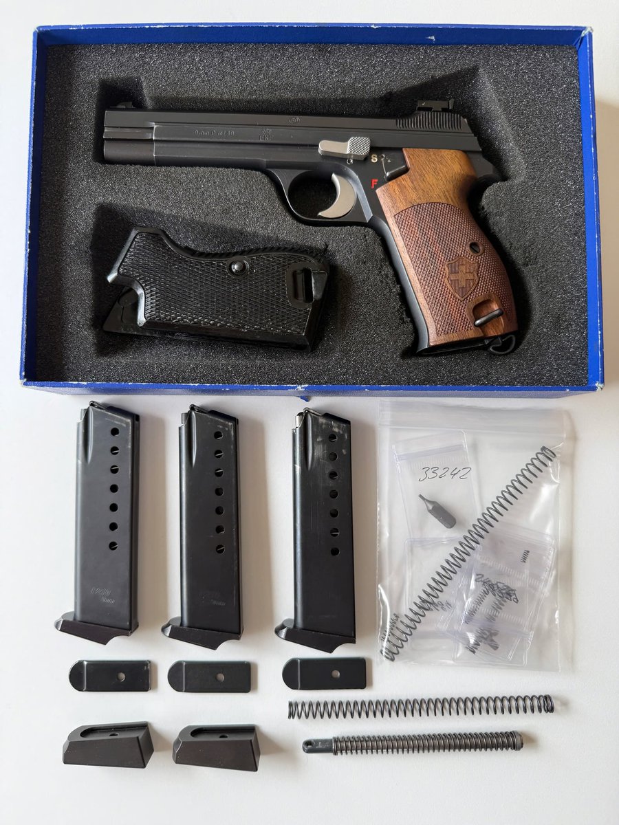 murattulum55's tweet photo. Sizlerin fikrinizi almak istiyorum.
Sig P210 Neuhausen şuan ikinci el olarak satışta almak istiyorum. Sizce almaya değer mi bu silahı? Bu silah 1953 modeli askeriye versiyonu ve Danimarka askeri için üretilmiş. SIG P210-DK M/49 https://t.co/VqEzZexFLX