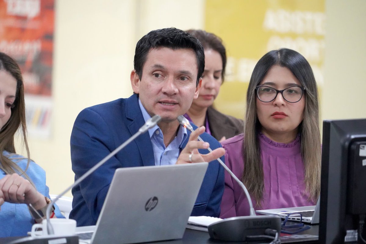 ECU911_'s tweet photo. 💜#Quito | Autoridades del #ECU911 participaron en la Primera Reunión de la Comisión de Prevención del Comité Interinstitucional del Sistema Nacional Integral para Prevenir y Erradicar la Violencia contra las Mujeres, liderada por el @MinGobiernoEc 

En la cita, el ECU 911 destacó la importancia de reaccionar oportunamente ante posibles emergencias de violencia intrafamiliar, así como de contar con campañas de comunicación en las que se siga socializando el Botón Violeta  ECU911 con toda la ciudadanía.

El #BotónVioletaSalvaVidas