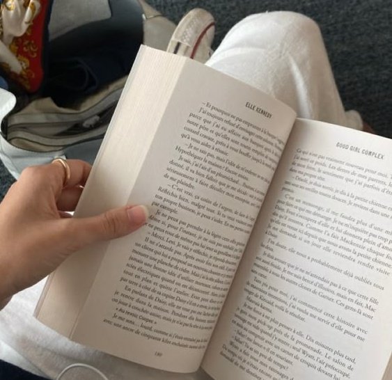 AlejaReads's tweet photo. Books have always been the gentlest way to breathe when the mind forgets how.>>> https://t.co/lzAstbhLf4
