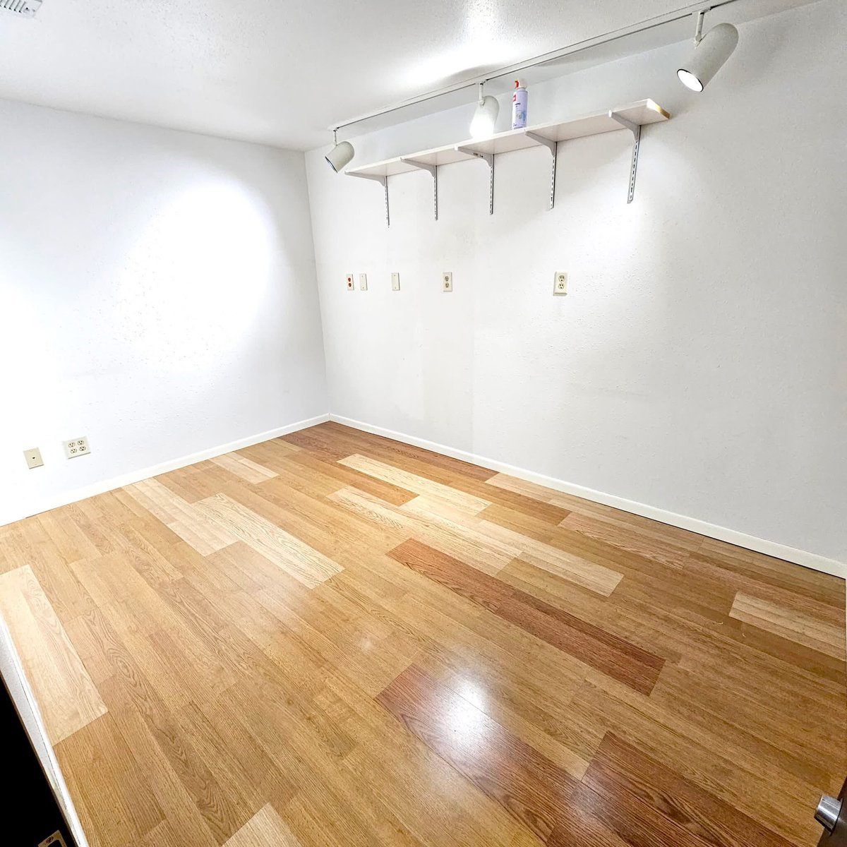 CityscapesDev's tweet photo. Looking for an office space with visibility, flexibility, and a central Fargo location? This property for lease offers all these features and more:

👉 High-exposure location
👉 Multiple offices and 2 showrooms
👉 Versatile layout
👉 Furniture negotiable

https://t.co/amBCdYnPeH https://t.co/581n3lMYLK