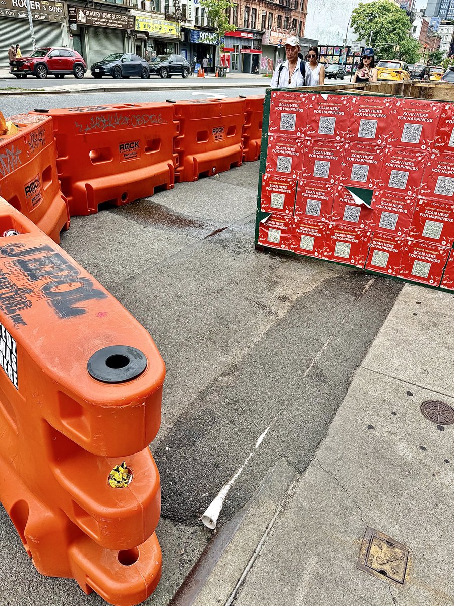 stevewright64's tweet photo. This is a great way to safely maintain wheelchair accessible pedestrian mobility when the sidewalk is closed. New York uses these all the time, but they are virtually nonexistent in Miami. #WheelchairAccess #mobility #PerilsForPedestrians #UniversalDesign #Dignity #StreetDesign https://t.co/HYPBjDEA73