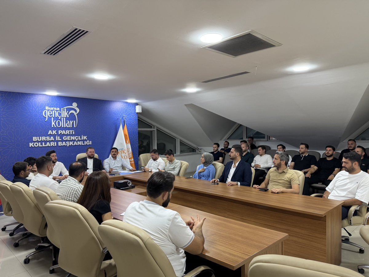 akgencbursa16's tweet photo. Haftalık Olağan Yönetim Kurulu Toplantımızı İl Gençlik Kolları Başkanımız Furkan Akın Başkanlığında gerçekleştirdik. https://t.co/8GtGKR5uHF
