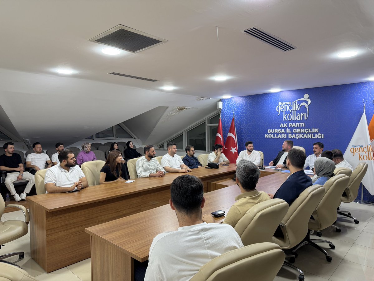 akgencbursa16's tweet photo. Haftalık Olağan Yönetim Kurulu Toplantımızı İl Gençlik Kolları Başkanımız Furkan Akın Başkanlığında gerçekleştirdik. https://t.co/8GtGKR5uHF