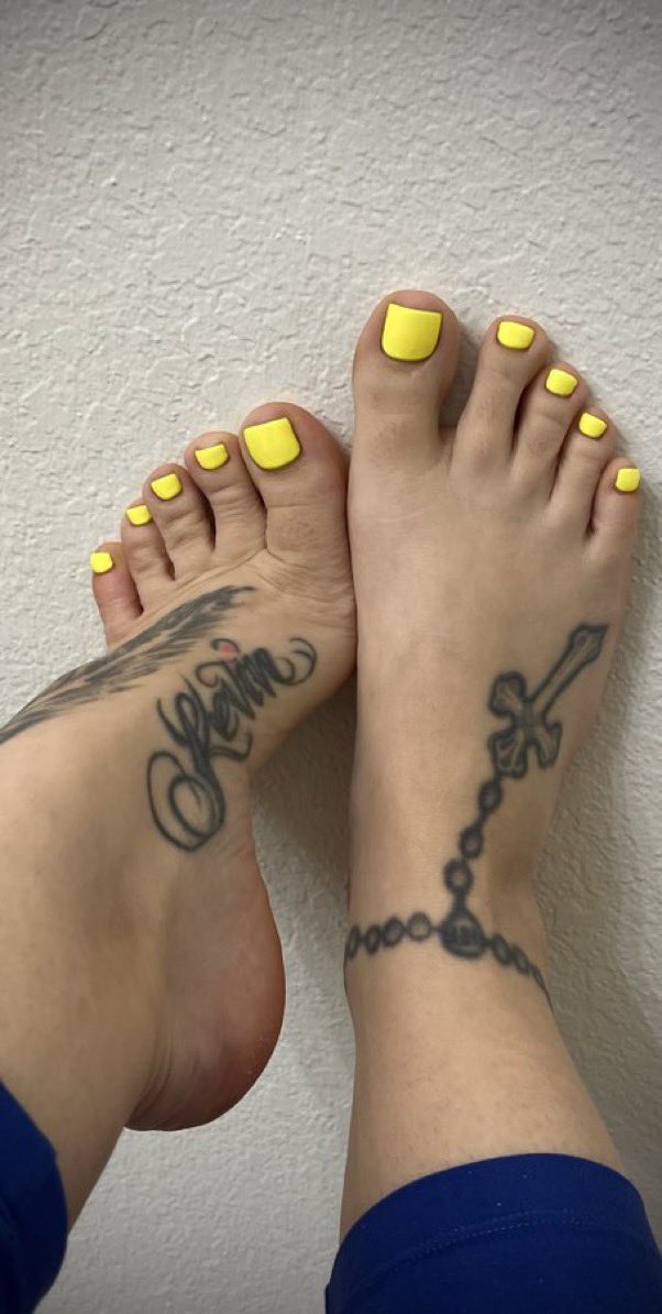MRSPRETTYFEETZ's tweet photo. What’s your favourite toes white or yellow?
#prettyfeet #soles #toesandsoles #footgoddess #sexytoes #pleaserheels #feet #archlovers #footworshipping #softfeet #whitetoenails #solesfetish #sexyfeet #feetmodel #footlovers https://t.co/gj8jSl9f7R