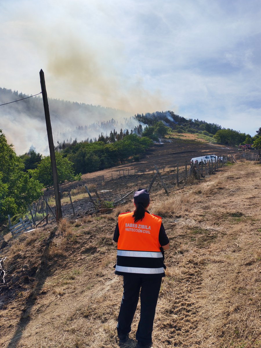 pcivilbalmaseda's tweet photo. Estamos en el incendio forestal de Sodupe, ayudando a los compañeros de protección civil de Alonsotegi, junto protección civil de Amurrio y Erandio, hoy dos incendios en Alonsotegi y Sodupe @112_SOSDeiak @VOSTeuskadi @AytodeBalmaseda https://t.co/6WWWMjI4hy
