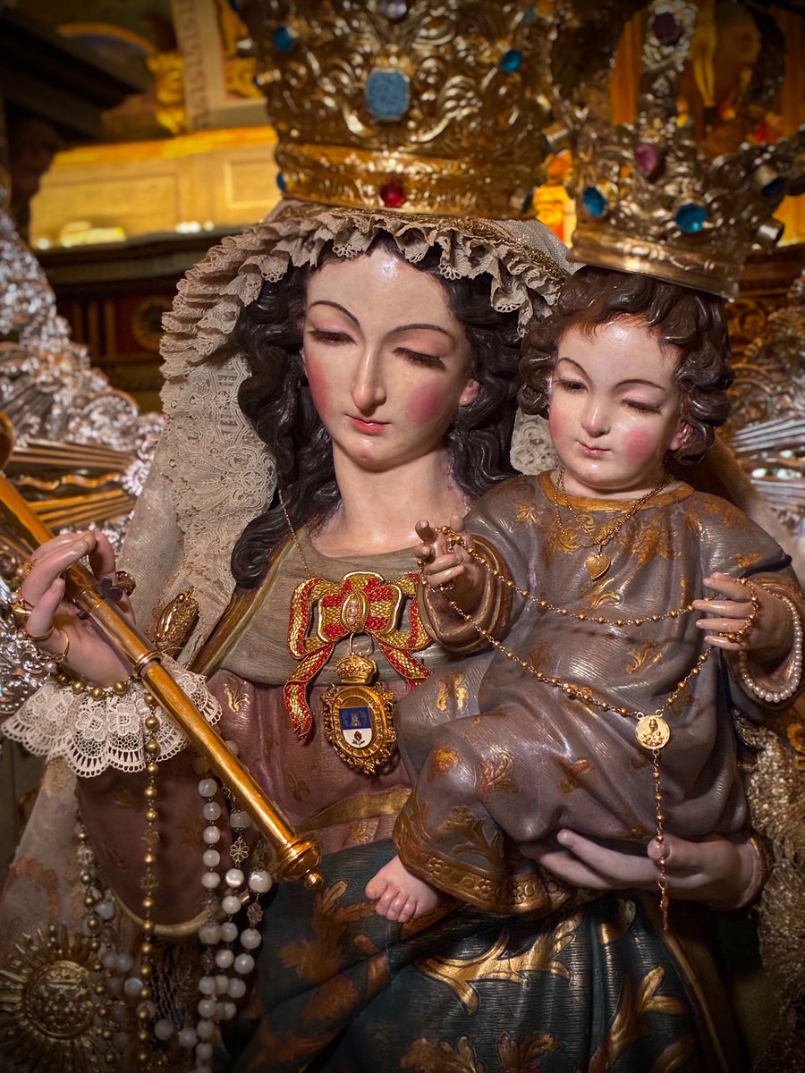 HdadNievesGabia's tweet photo. La Santísima Virgen luce el conocido como «manto del marinero», una pieza brocada del siglo XIX que, según la tradición, fue donada por un marinero en acción de gracias por la protección e intercesión de Nuestra Señora tras sobrevivir a un naufragio. https://t.co/iUaP1crorR