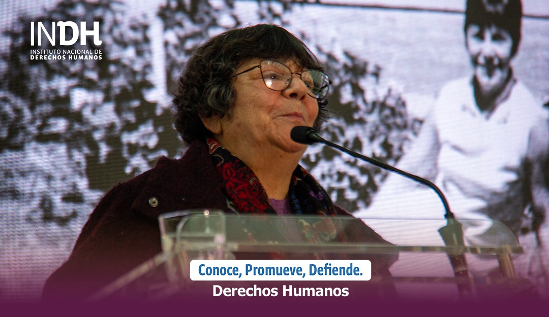 inddhh's tweet photo. Esta mañana en el Centro Cultural La Moneda el director del INDH, Yerko Ljubetic, hizo entrega del Premio Nacional de Derechos Humanos 2026 a Alicia Lira Matus, presidenta de la Agrupación de Familiares de Ejecutados Políticos. 

Alicia Lira expresó que "este premio es un reconocimiento también para las dirigentas de derechos humanos históricas, que han luchado permanentemente por la verdad y justicia en este país. Es una forma de reparar y reivindicar la lucha de los familiares de las víctimas, pero también permite visibilizar la importancia de los derechos humanos”.

Revisa los detalles: https://t.co/mxHSaDNiua