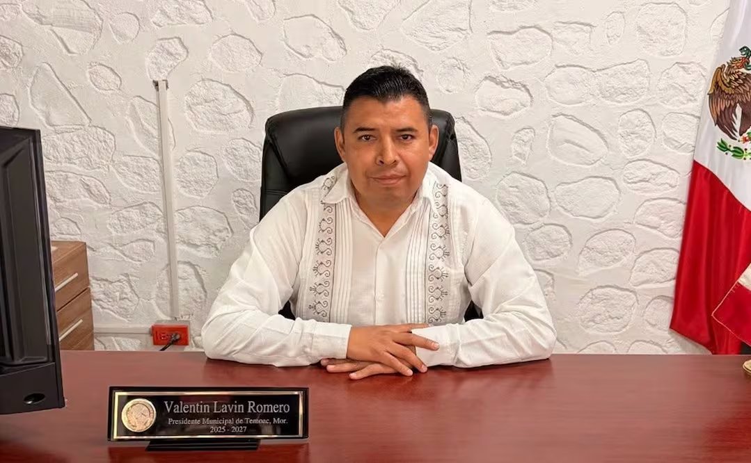azucenau's tweet photo. 🔴Dos sujetos huyeron en motocicleta tras asesinar a balazos al alcalde de Temoac, Morelos, Valentín Lavín Romero.

Irrumpieron en el Palacio Municipal y abrieron fuego en su contra, reportan medios locales.

La Fiscalía de Morelos informó que ya realiza las investigaciones correspondientes.

Fuerzas militares mantienen un operativo en Temoac y municipios cercanos para localizar a los responsables.

📷 @VeroBacaz