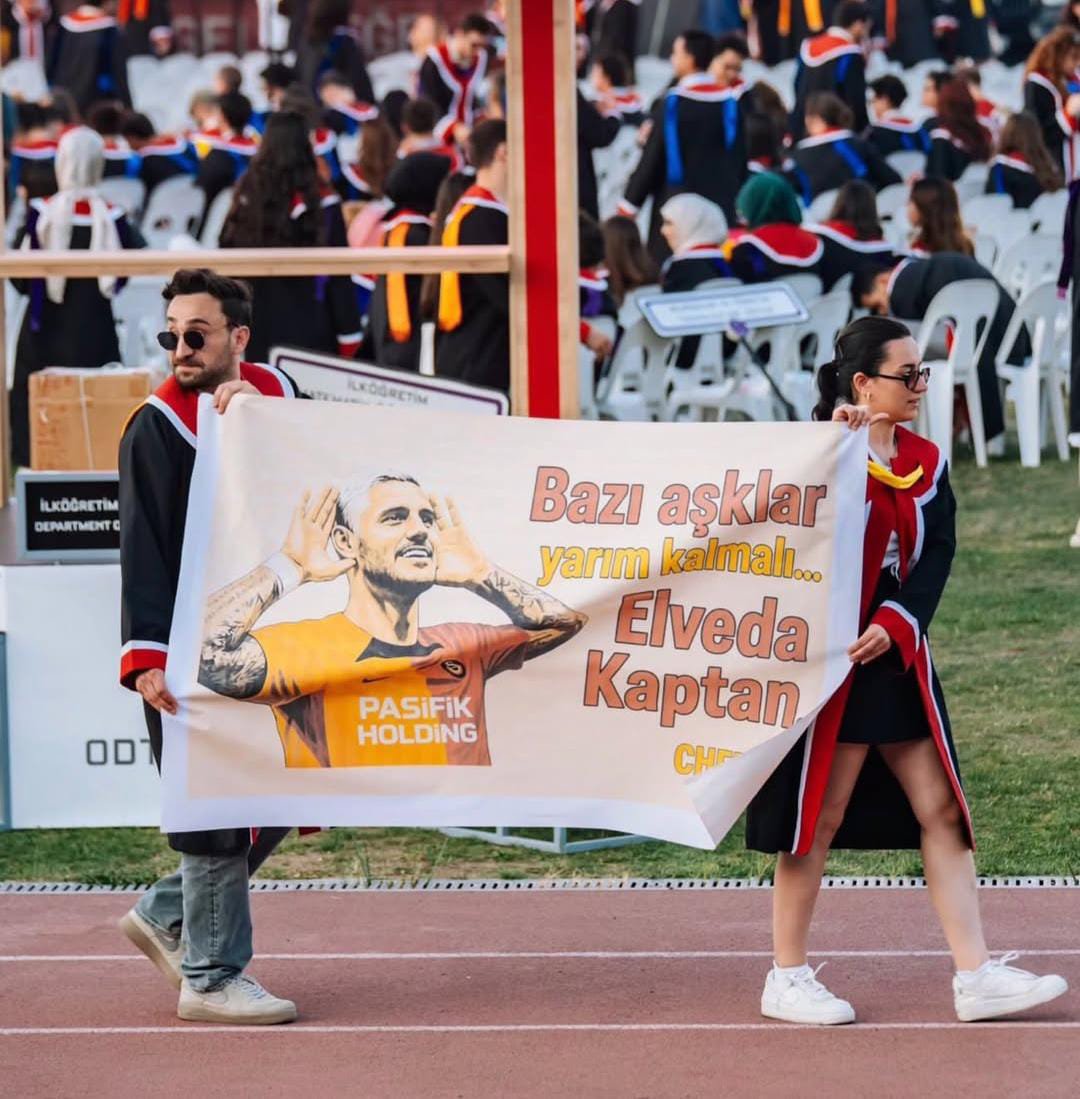 samiyengundem's tweet photo. ODTÜ Mezuniyet töreninde açılan Mauro Icardi pankartı. https://t.co/5C9HHO0F73