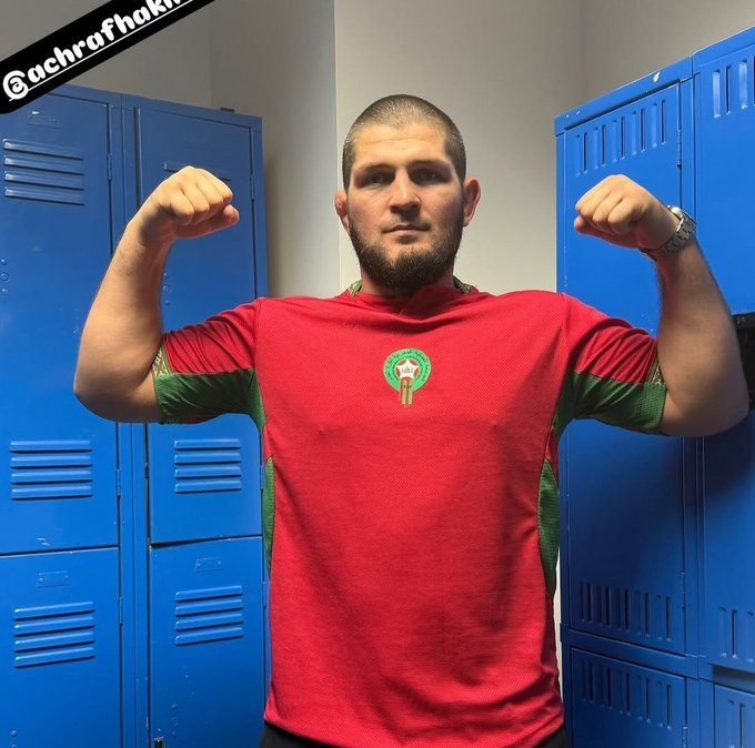 NextGen_Morocco's tweet photo. 🇷🇺🇲🇦 𝗞𝗛𝗔𝗕𝗜𝗕 𝗡𝗨𝗥𝗠𝗔𝗚𝗢𝗠𝗘𝗗𝗢𝗩 𝗔𝗙𝗙𝗜𝗖𝗛𝗘 𝗟𝗘𝗦 𝗖𝗢𝗨𝗟𝗘𝗨𝗥𝗦 𝗗𝗨 𝗠𝗔𝗥𝗢𝗖

La légende du MMA Khabib Nurmagomedov a partagé plusieurs photos de lui portant le nouveau maillot du Maroc sur ses réseaux sociaux 🇲🇦❤️

"It's not me, it's Allah" 🤲 https://t.co/htNITkmmYc