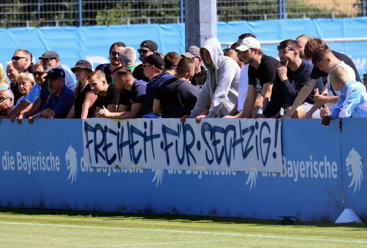 LoewenReporter's tweet photo. 🚨 INFO: Nach unseren Informationen wächst intern die Unzufriedenheit von Rüdiger Rammel mit der bisherigen Kaderplanung.

Insbesondere auf den Außenverteidiger-Positionen fordert der Cheftrainer Nachbesserungen von der Vereinsführung.

Die Situation bleibt spannend

#Rammel1860 https://t.co/H2i2iCj1iJ