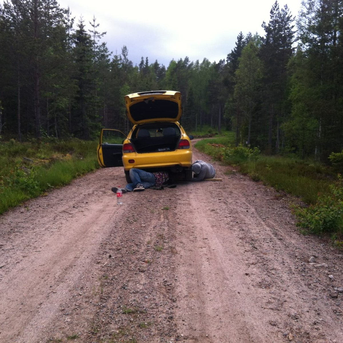 x36street's tweet photo. När man blivit upphämtad i stugan och tappar tanken mitt i skogen så är det bara att krypa under. Norrländsk spritflaska i förgrunden! https://t.co/s4kZYXzRUb