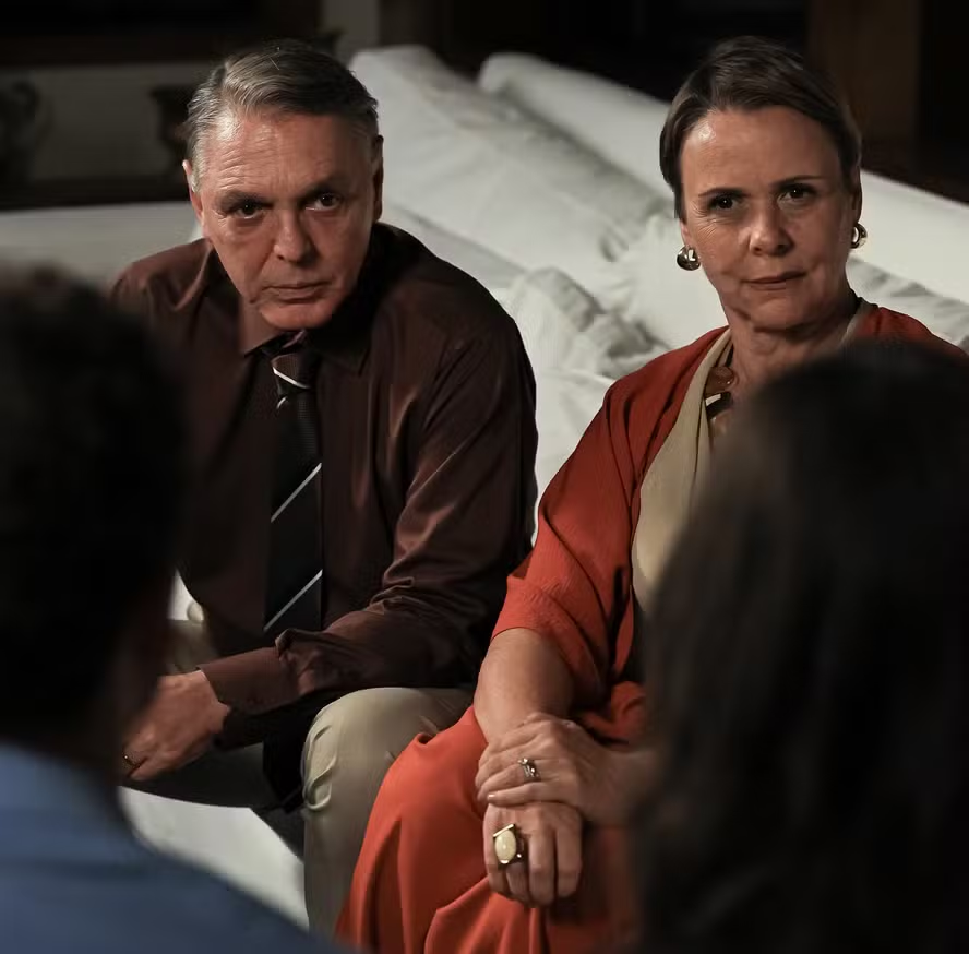 forumeplay's tweet photo. Giulia Gam elogiou a aposta da Globo nas novelas verticais e afirmou que o formato resolve um dos principais problemas das produções tradicionais: a demora nas gravações causada pela sofisticação técnica. Para a atriz, o modelo prioriza a interpretação, exige mais dos atores e torna o processo muito mais ágil, ela gravou "O Acerto de Contas das Gêmeas Trocadas" em apenas cinco dias. A veterana também disse que aceitaria fazer novas produções do gênero e acredita que a Globo elevou a qualidade das novelas verticais ao investir em personagens mais complexos e menos caricatos.

🗞️ Notícias da TV