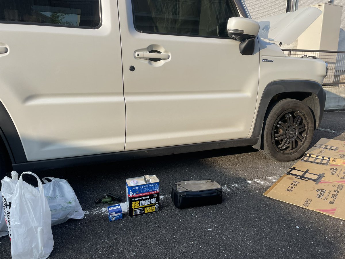 mosan753's tweet photo. 今日も休みです😀総合距離結構走ったので、オイル交換とエレメント交換しまする😀 https://t.co/1Rea2jNPDa