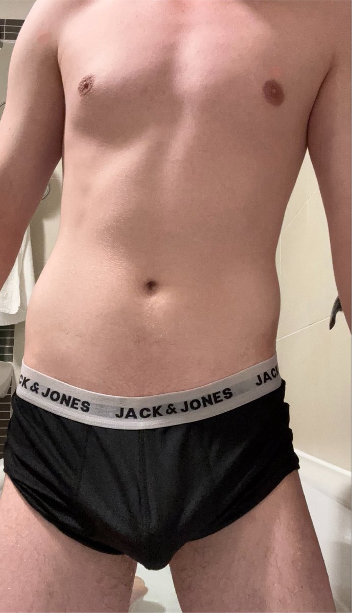 TeunDutchie's tweet photo. wie wil mijn natte onderbroek naar beneden trekken? https://t.co/9cWrJd81IL